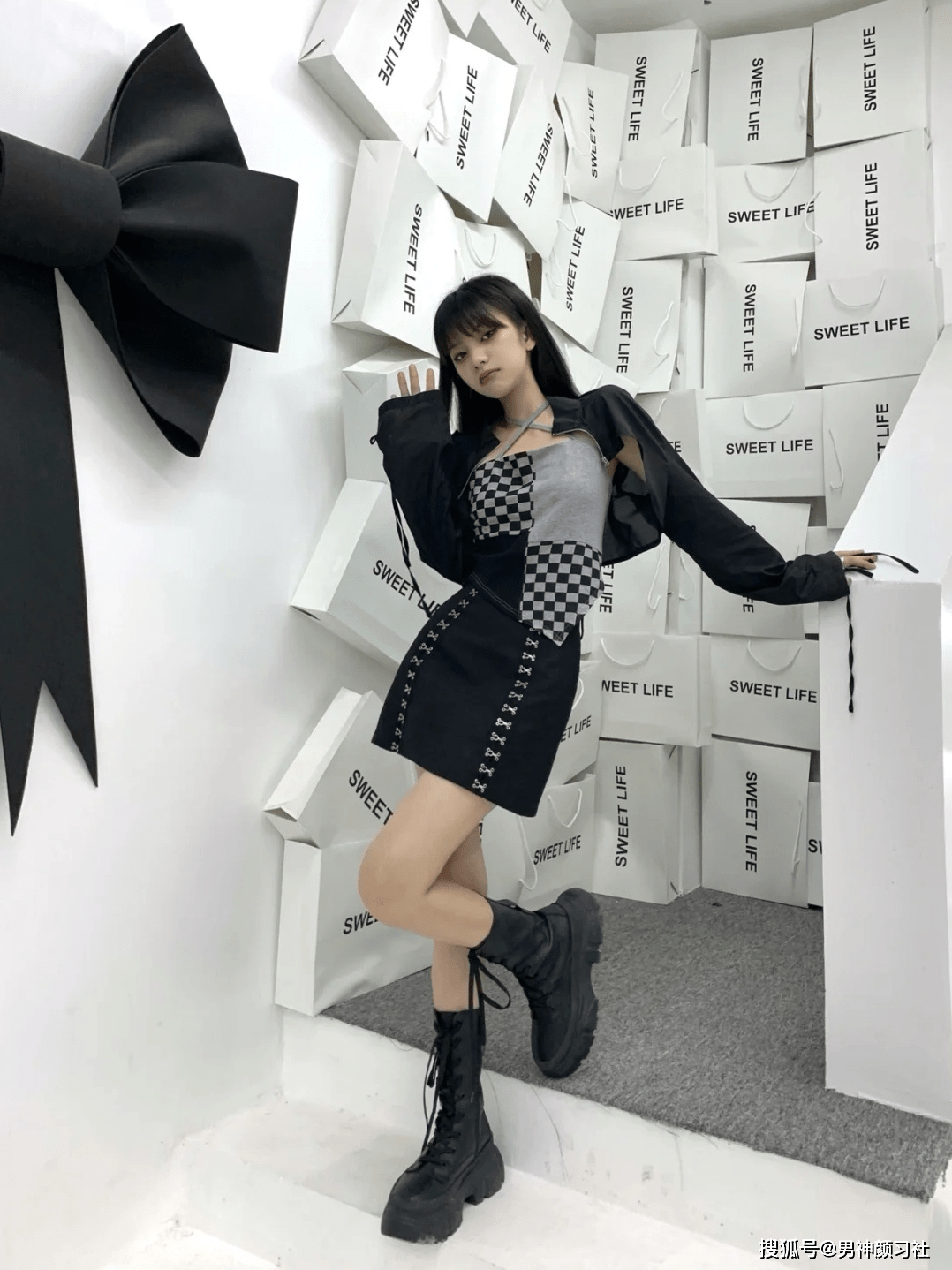 黑色|请放下“渣女吊带”，你已经到了该穿又嗲又撩的吊带T恤的年纪
