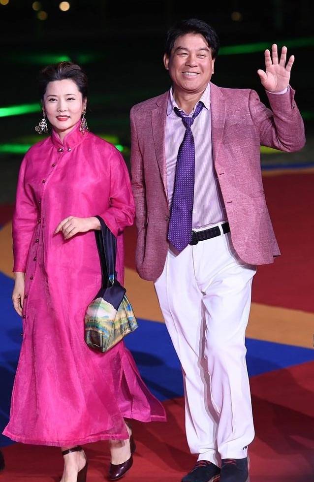 运动衫|老了气质最重要，58岁何赛飞穿运动衫打高尔夫，整个人散发光彩！