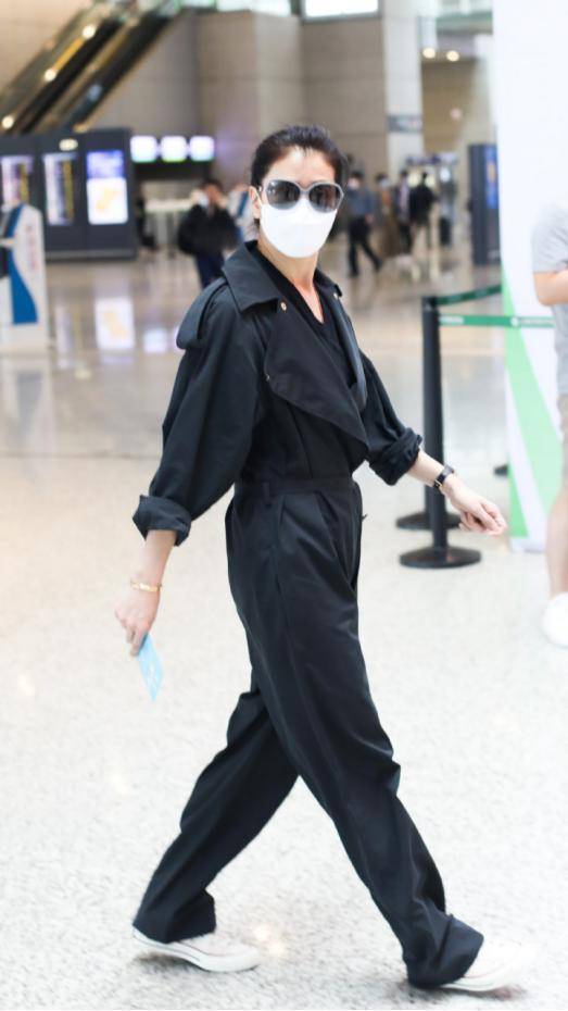 设计|袁咏仪气场真强，穿一身黑色套装戴超酷“黑超”，走路带风好飒爽