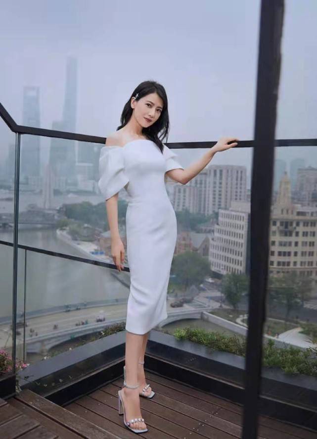 美貌|赵又廷眼光真好！41岁高圆圆吊带裙都能穿出优雅范，美貌圈内罕见