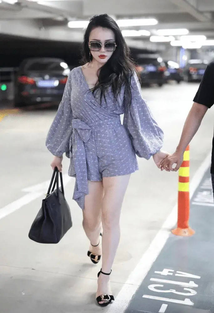 连体|angelababy参加活动太低调，穿连体短裤也时髦，纤腰细腿真抢镜