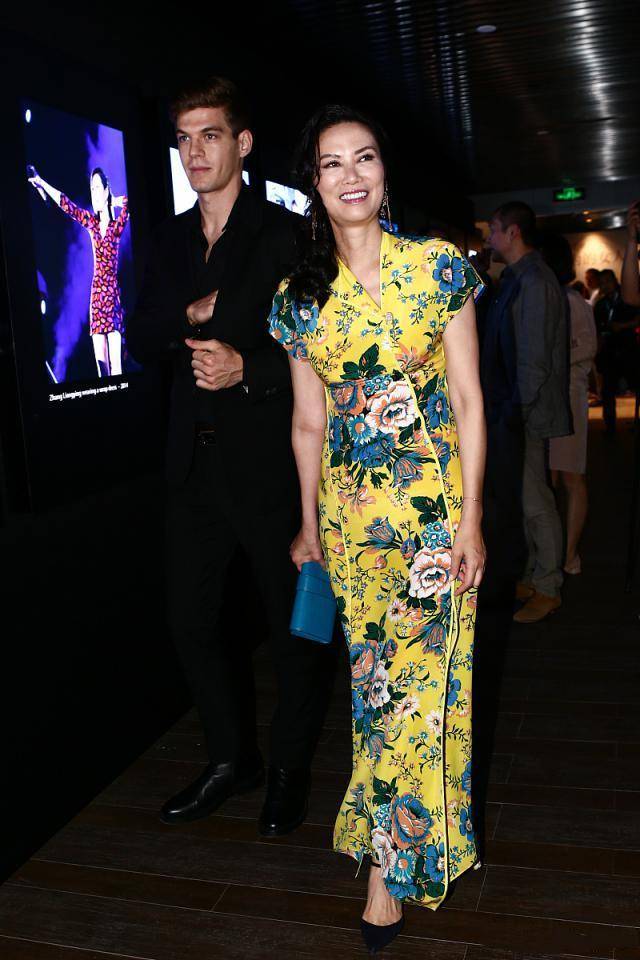 身材|51岁的邓文迪真敢穿，驾驭修身连衣裙丝毫不费力，身材曲线惊艳