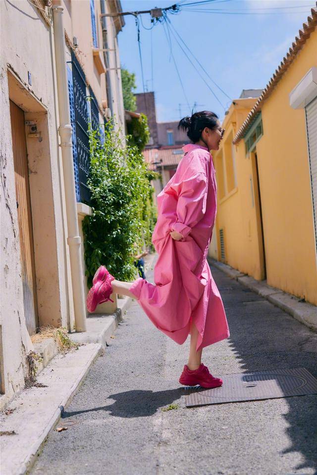 设计|51岁许晴不服老，穿玫红裙扎小马尾超减龄，还像年轻人一样敢穿