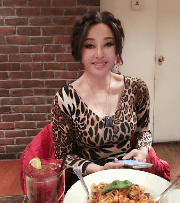 刘晓庆气质太好穿大妈风豹纹裙优雅不失霸气68岁完美御姐范