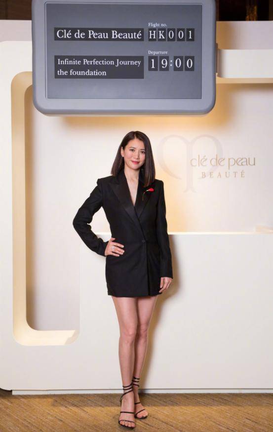 设计|袁咏仪气场真强，穿一身黑色套装戴超酷“黑超”，走路带风好飒爽