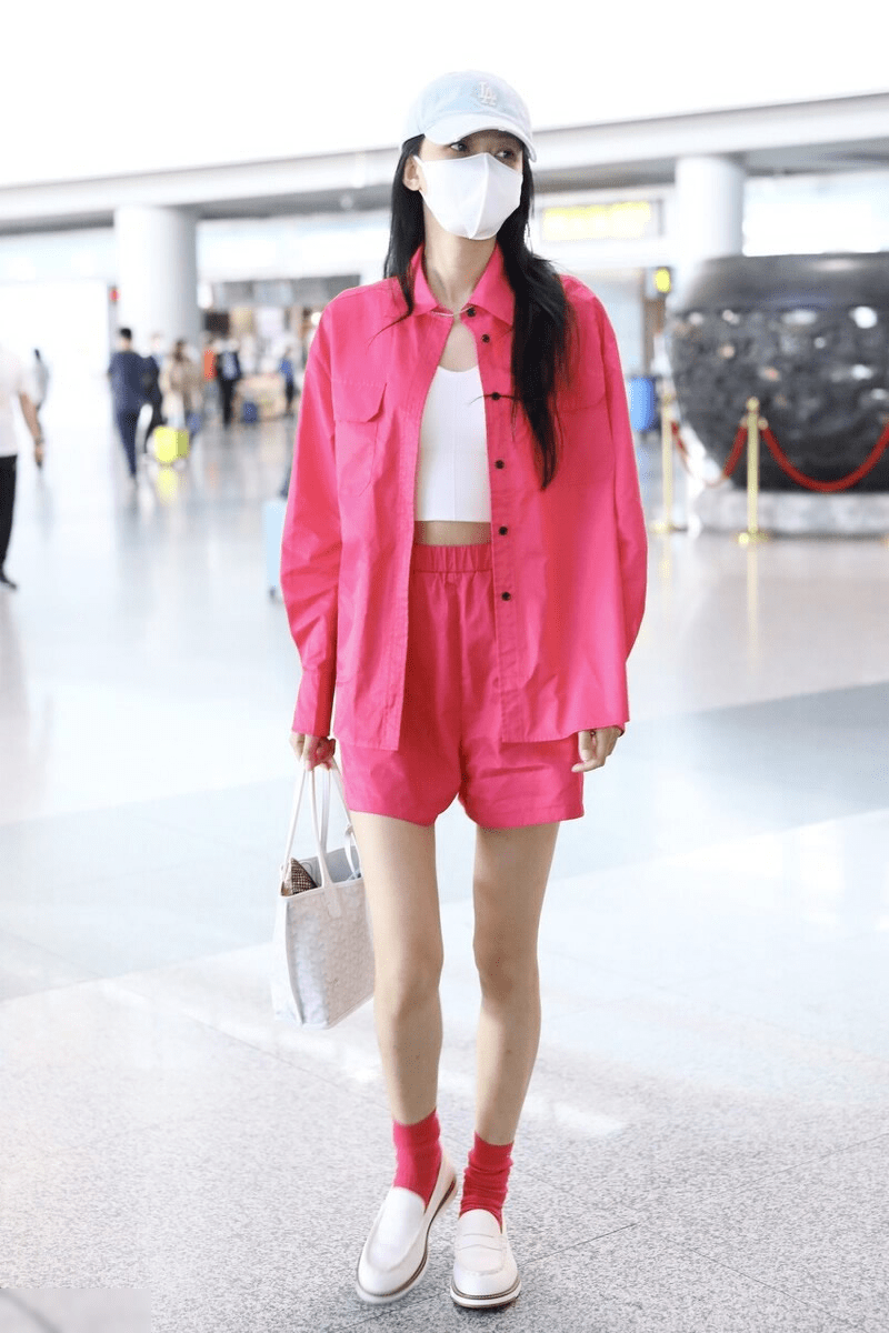 卫衣|苗苗真给郑恺长脸，一身休闲卫衣套装随性洒脱，减龄大气真漂亮