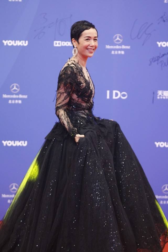 黑色|蒋雯丽真是“奶奶辈”，身穿黑色礼服裙，大秀身材还是很自信