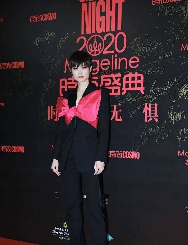 身材|王琳越老越敢穿，蕾丝打底配白绸缎西装，风韵不输当年“李雪琴”