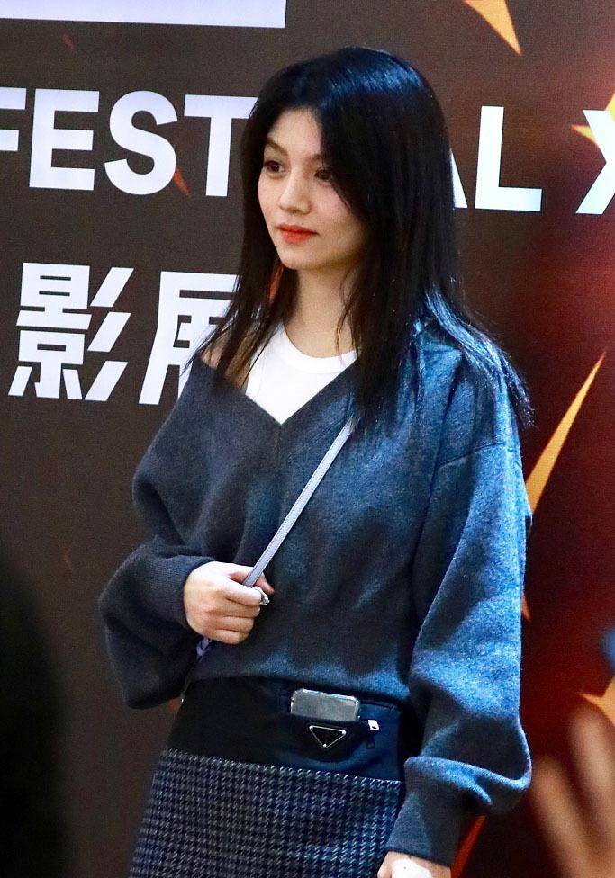 短裙|46岁周迅穿搭不俗，印花短裙配黑丝袜成熟不老气，眼神充满故事感