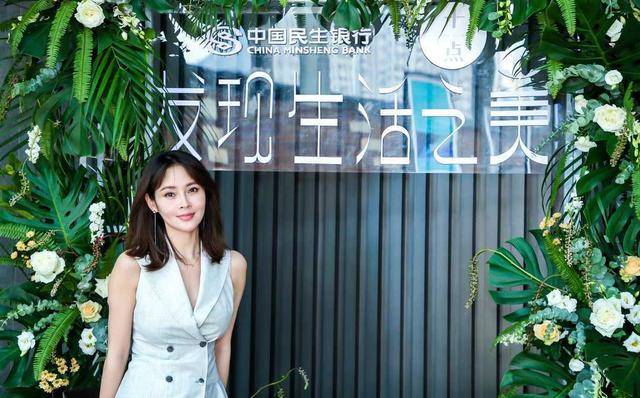 于明加|于明加真有“国际范”，一袭白色西装裙干练知性，气质不输小姑娘