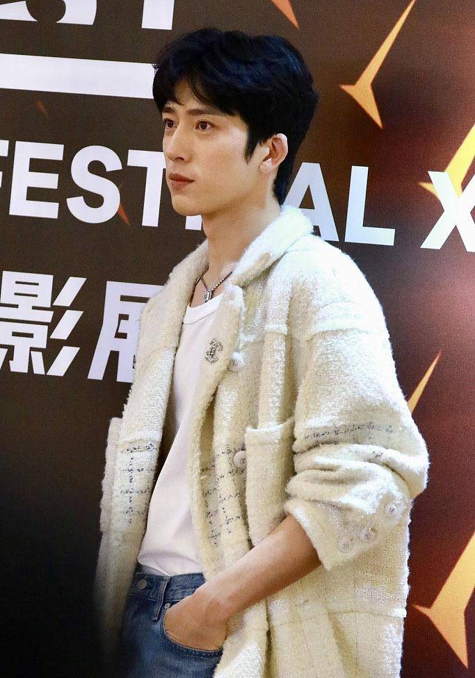 短裙|46岁周迅穿搭不俗，印花短裙配黑丝袜成熟不老气，眼神充满故事感