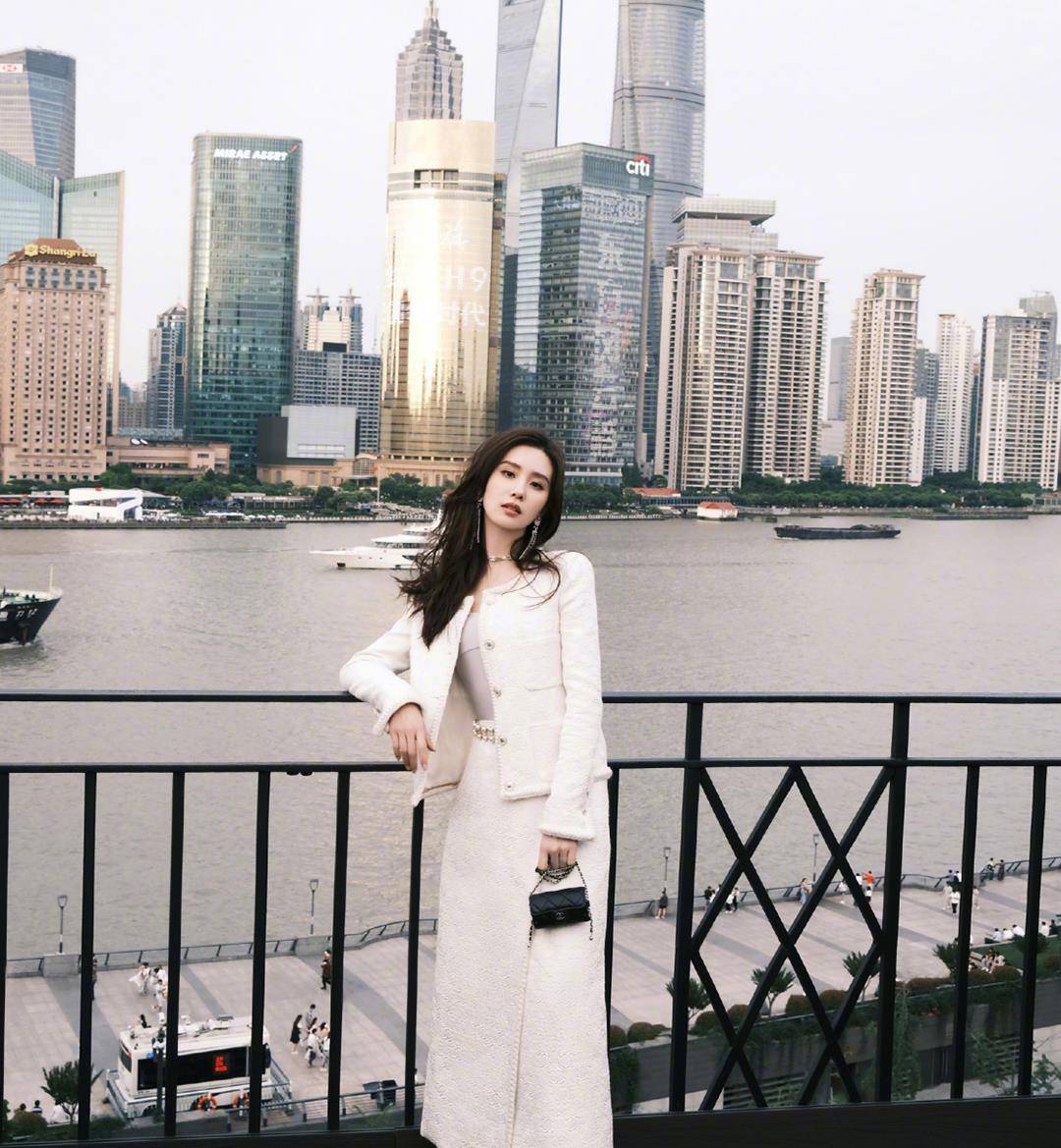 活动|刘诗诗生图太惊艳！白衬衫+马甲套装优雅飒酷，当妈后更加会穿了