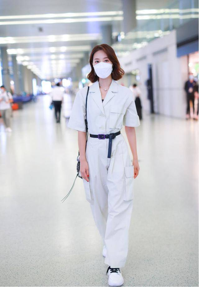 连体|蓝盈莹太飒了，连体工装干练帅气，黑色腰带系出小蛮腰