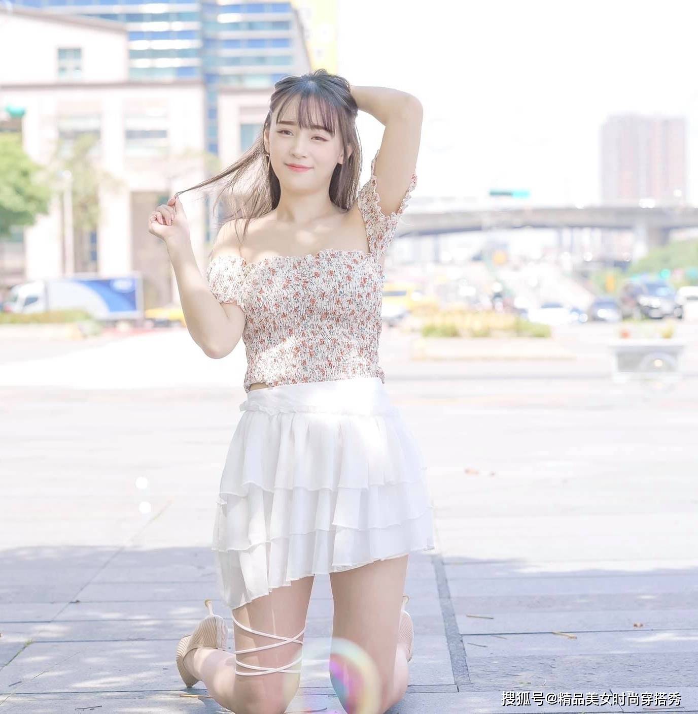 小白|性感优雅的抹胸碎花小衫配白色蛋糕小白裙，撑起街头亮丽风景线