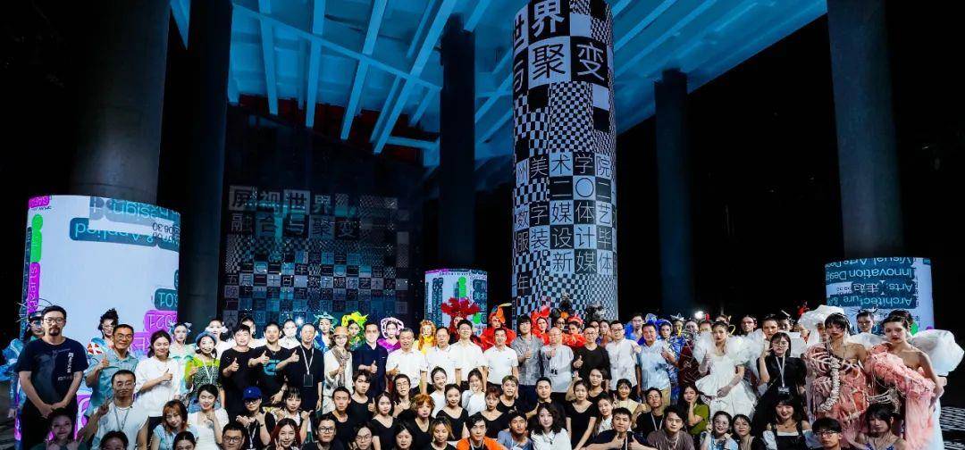 展演|惊艳！广州美术学院惊现赛博朋克沉浸式服装艺术展演-数艺网转