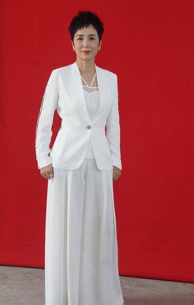 贵妇|蒋雯丽穿衣真太潮,西装外套“一半长一半短”,贵妇感太强