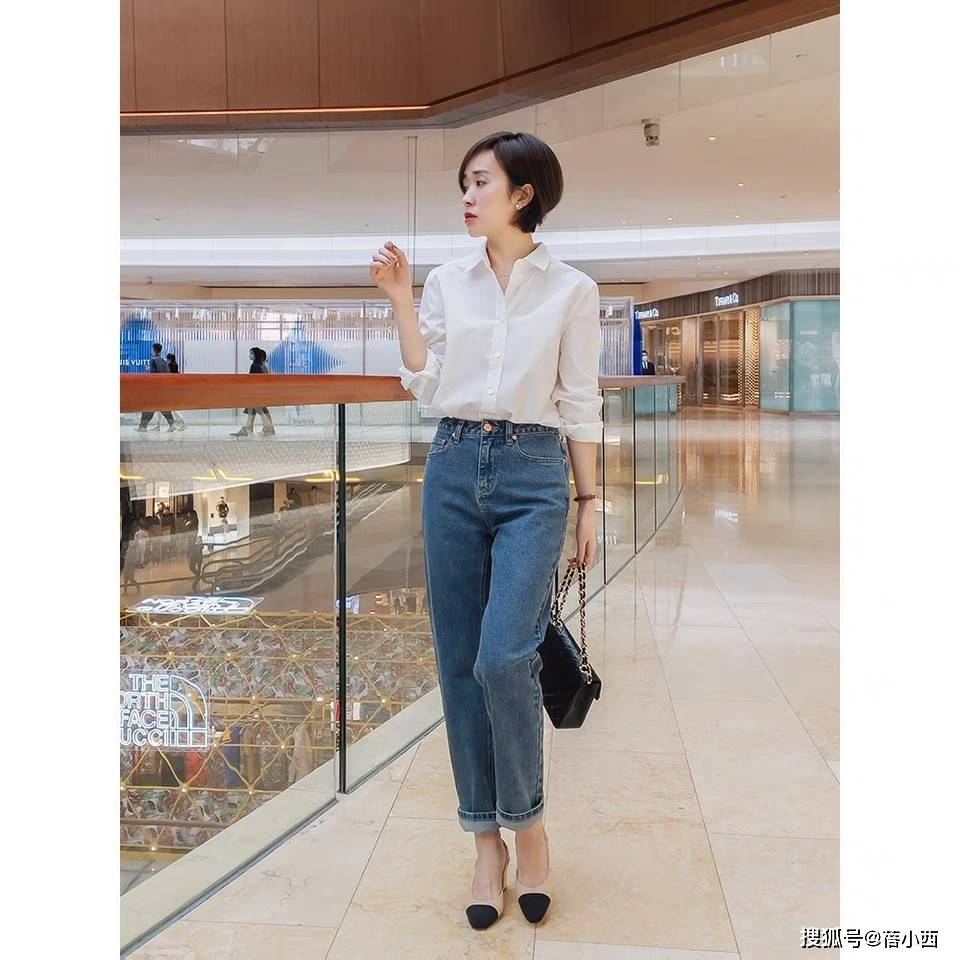 西装|时尚需要做减法，用这1条简约“牛仔裤”来搭配，轻松透出高级感