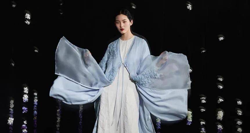 国货|“新晋带货女王”景甜，16集换装秀造型把国货穿出“高攀不起”的气质