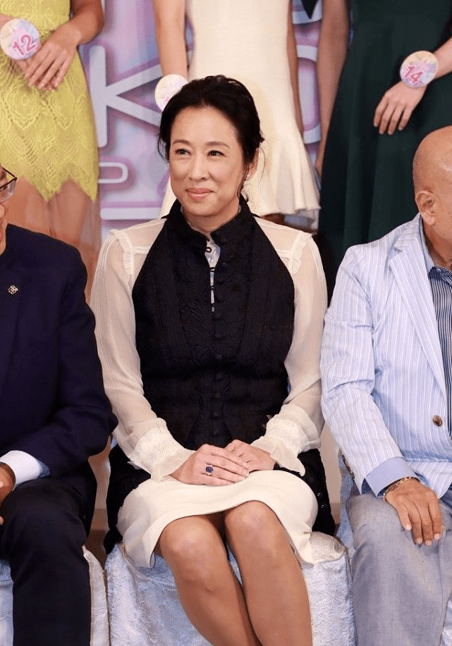 一身|朱玲玲到底是“阔太太”，白色连衣裙配黑外套简约高级，清爽利落