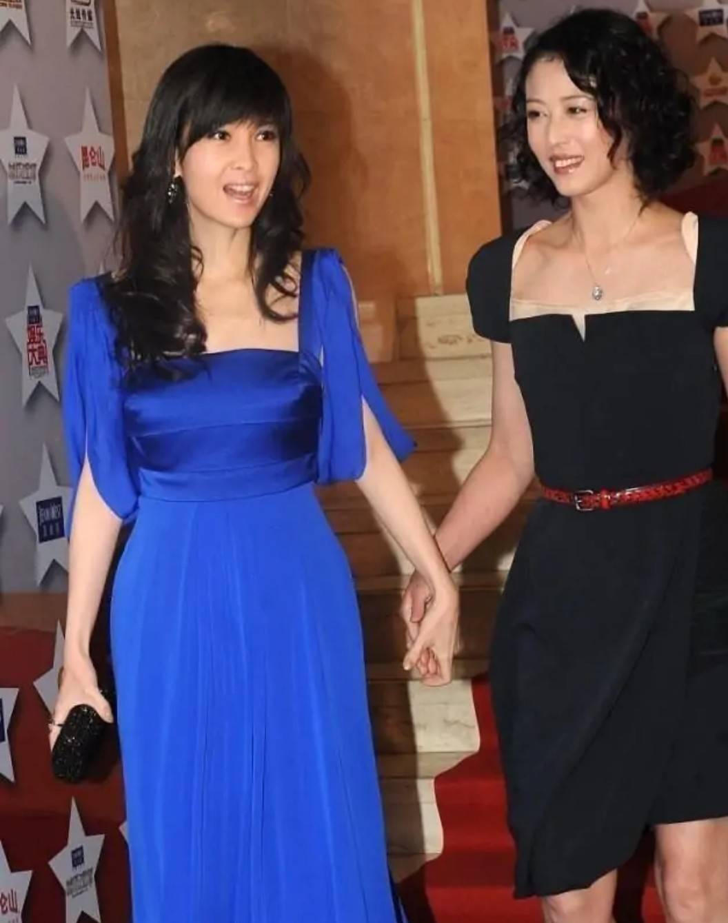 设计|周慧敏与周海媚一同亮相,周海媚的羊毛卷真吸睛