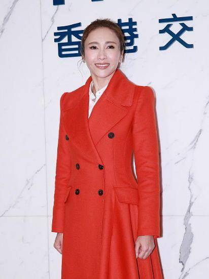 西装|49岁黎姿气质不减当年，一袭红色西装裙知性高调，可惜岁月催人老