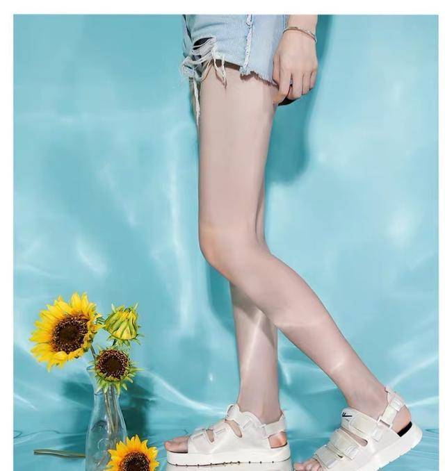 佟大为|佟大为老婆随性过头，网纱连衣裙搭配“沙滩鞋”，违和感溢出屏幕