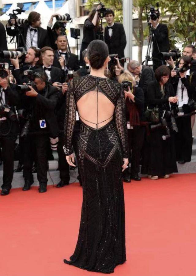 活动|又被巩俐的“女王范”惊艳,一袭黑色连衣裙优雅高贵,气场开挂