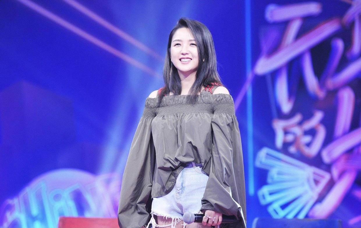 套装|何洁这次穿对了，白色格纹西服套装知性干练，显瘦又有气场