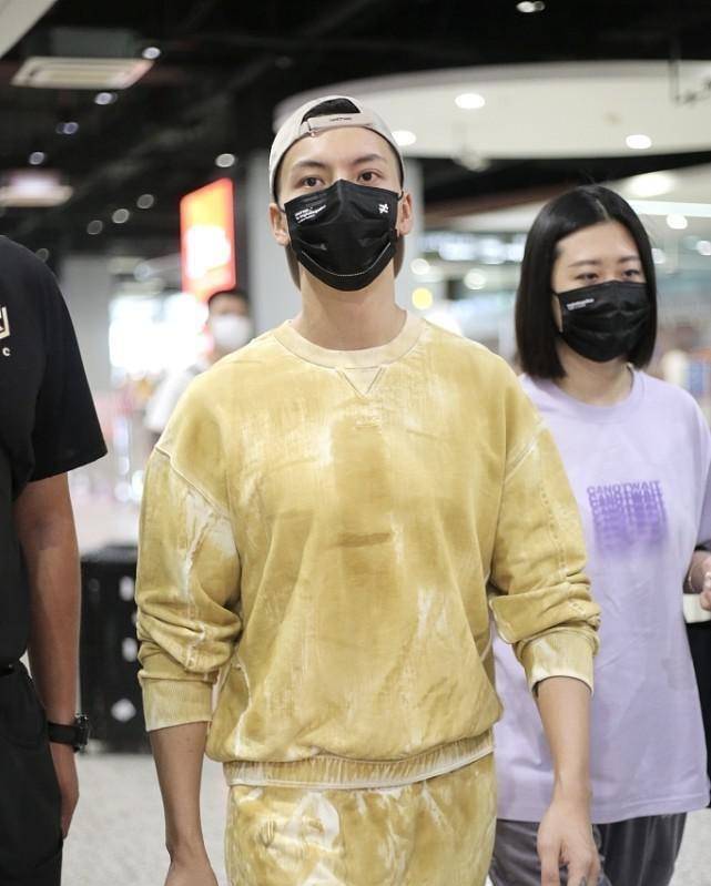 身材|陈伟霆真是咋省事咋穿，白色套装偏要染黄了，杂色看着还挺时髦的