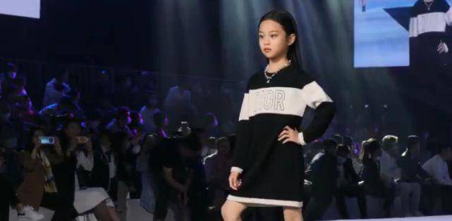 身材|7岁甜馨首登T台秀变超模！头戴皇冠竟不嫌重，稳健台风太有国际范