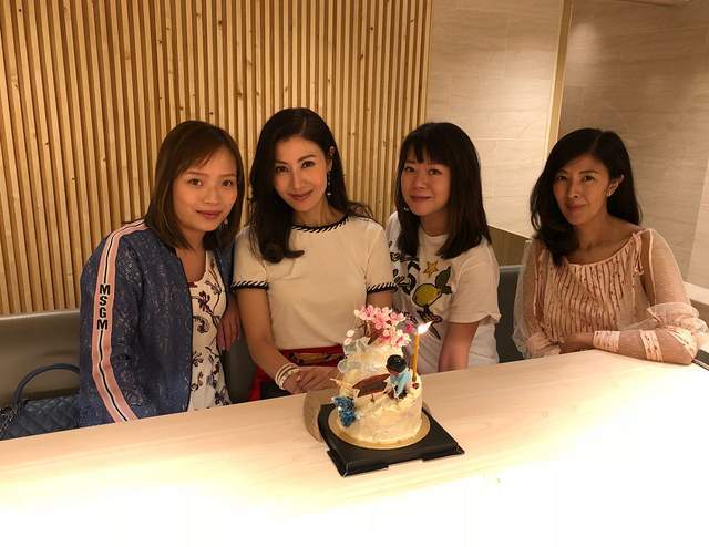 李嘉欣|李嘉欣姐姐生日,她长相平淡妈妈却貌美,嫁二婚富豪比许晋亨还帅
