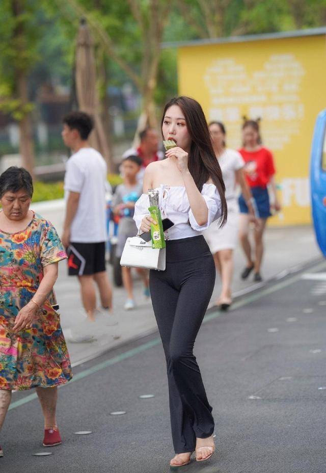 颜色|紧身的腰裙，休闲裤的装扮不可缺少，充满霸气