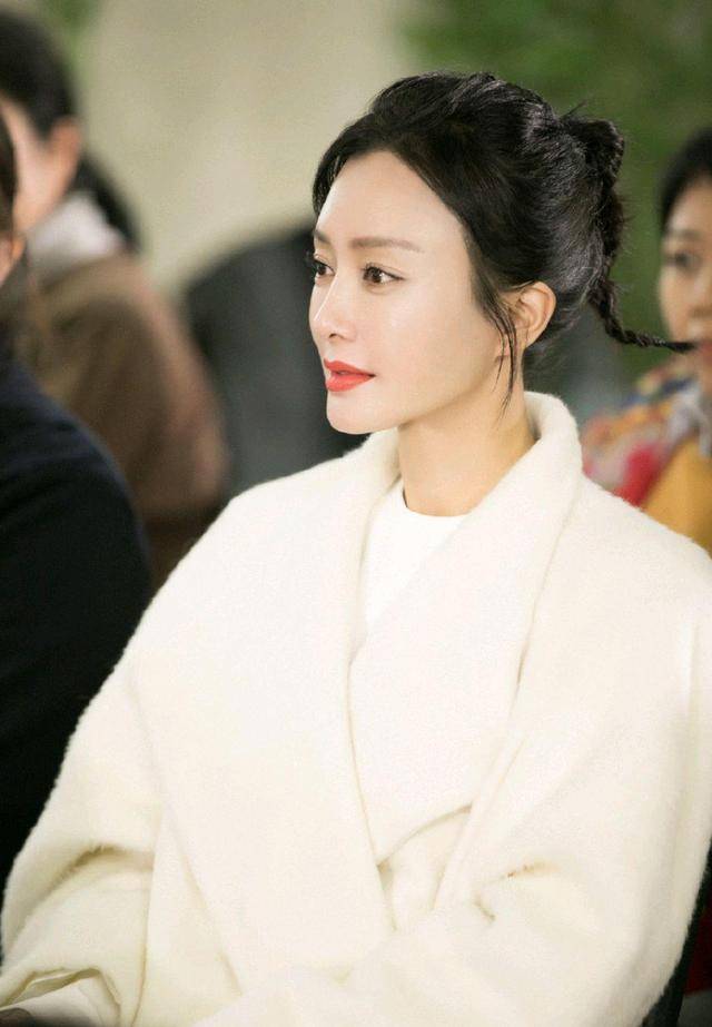 马甲|秦岚优雅到骨子里了，白色羽绒马甲内搭连衣裙优雅温柔，甜美精致