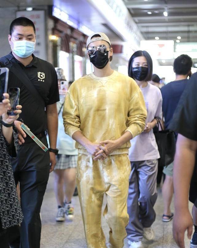 身材|陈伟霆真是咋省事咋穿，白色套装偏要染黄了，杂色看着还挺时髦的