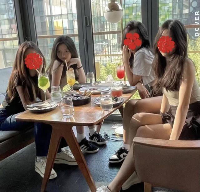 大腿|李亚鹏和女儿关系真好！为逗乐女儿竟亲女儿大腿，李嫣打扮好成熟