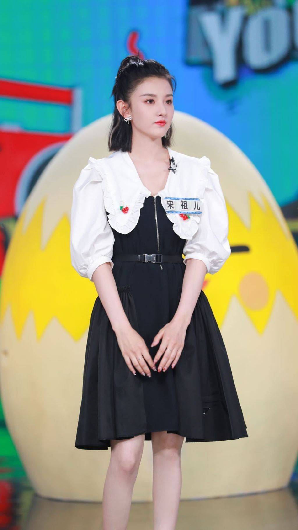 长度|宋祖儿穿复古裙致敬“乔四美”，腰间挂一根黑绳提升腰线，显腿长