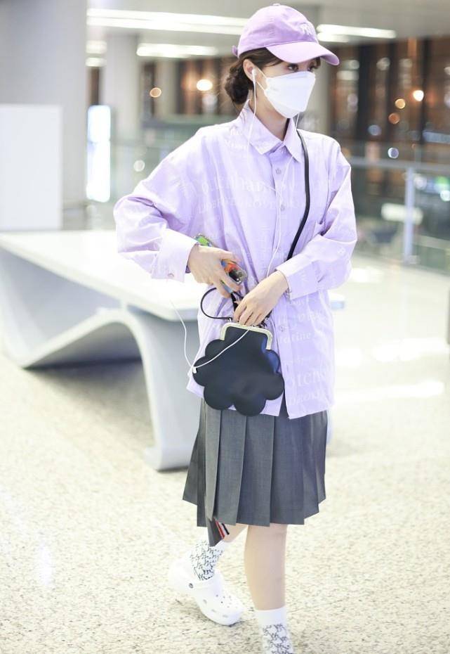 颜色|李菲儿还挺放得开,穿小裙子肩带若隐若现,“肉感身材”还挺可爱