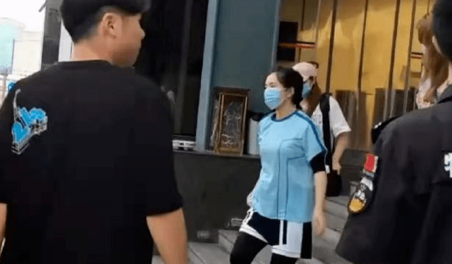 身材|谢娜产后身材难恢复!穿碎花裙显臃肿壮硕大翻车,双胞胎女儿超可爱