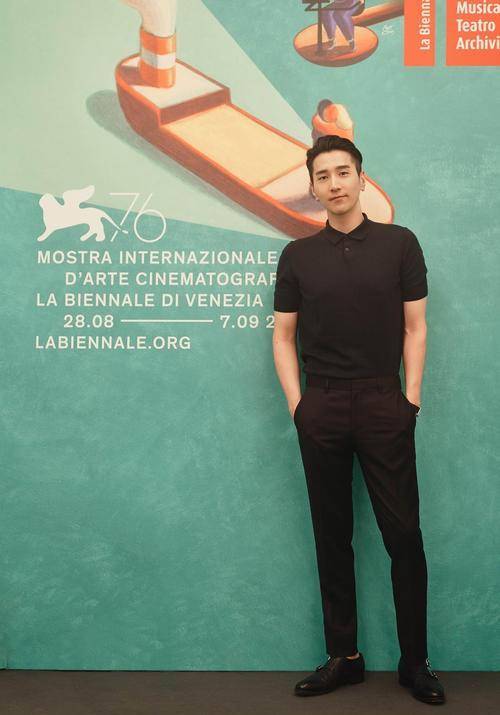 黑色|赵又廷不愧是型男，穿黑色T恤清爽又干净，难怪高圆圆这么爱他