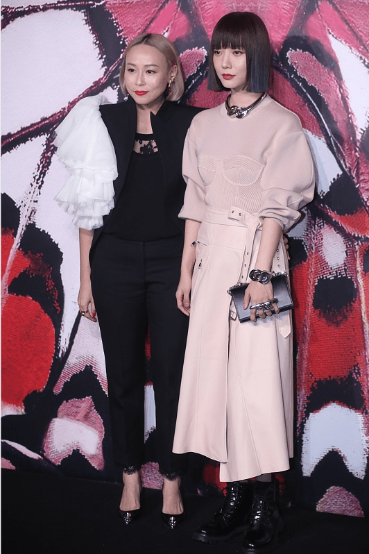 都能|王珞丹这衣服真挺显壮的，可配上修身裙好有韵味，脏粉色真适合她