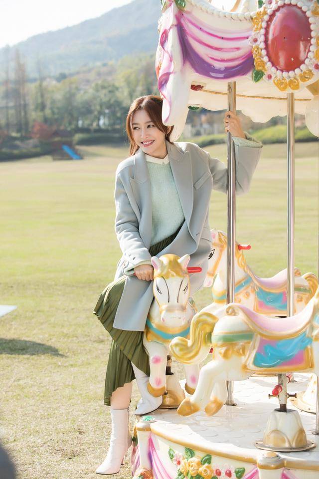 马甲|秦岚优雅到骨子里了,白色羽绒马甲内搭连衣裙优雅温柔,甜美精致