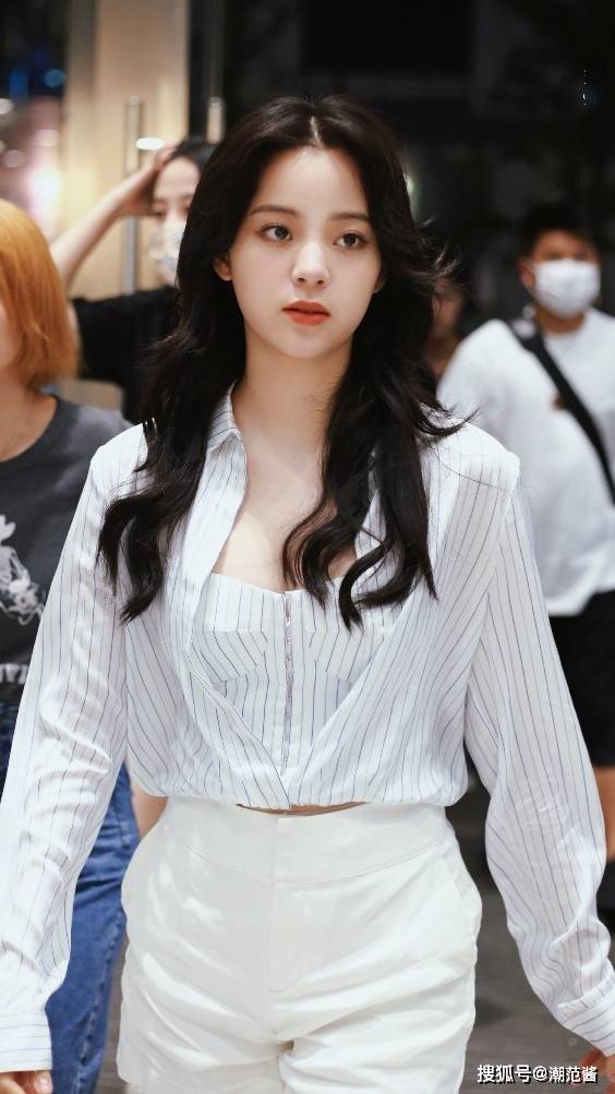 配饰|初秋衬衫多种打开方式，跟风迪丽热巴的绝绝子慵懒舒适穿搭