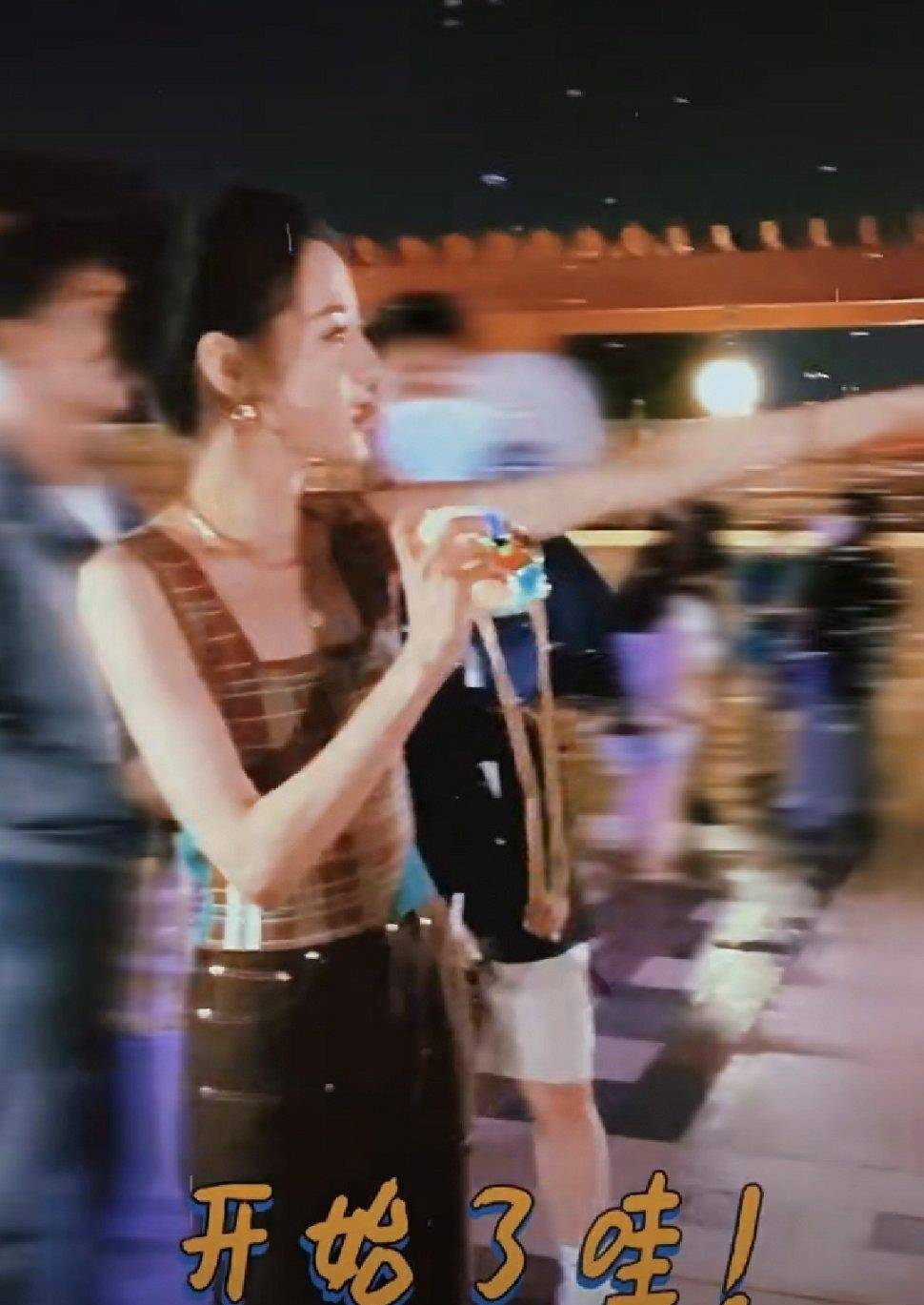 工装裤|工作室晒迪丽热巴玩泡泡机，穿花吊带开心玩泡泡，化身3岁小孩