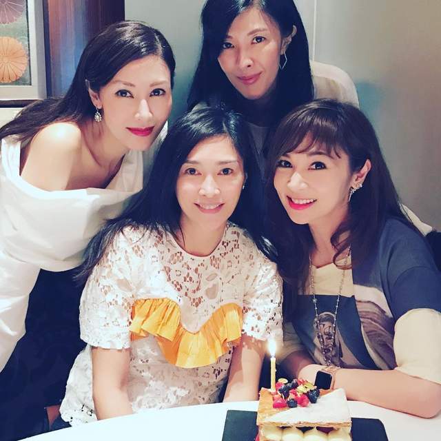 李嘉欣|李嘉欣姐姐生日,她长相平淡妈妈却貌美,嫁二婚富豪比许晋亨还帅