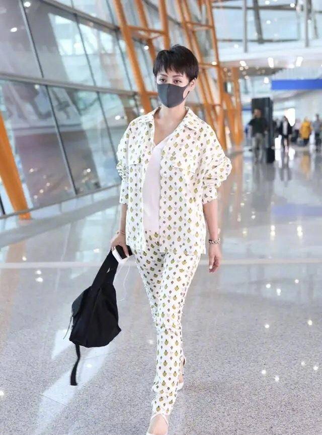 卫衣|宁静的“女王”气场太强，穿条纹卫衣配工装裤利落潇洒，桀骜不驯