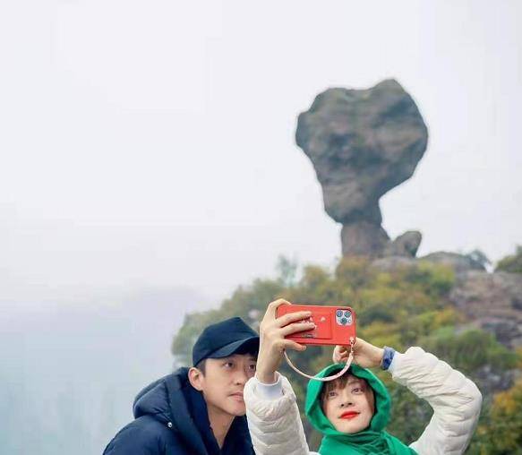 邓超|邓超夫妇甜蜜出游！孙俪戴绿围巾土出新高度，背起邓超一点不费力