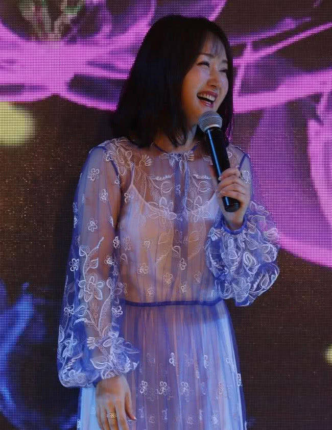 养护|杨钰莹为了美太拼了,透视纱裙惊艳全场,网友:说她18岁都信