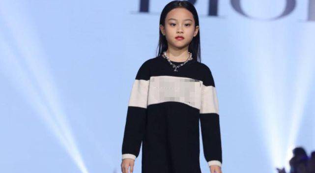 身材|7岁甜馨首登T台秀变超模！头戴皇冠竟不嫌重，稳健台风太有国际范