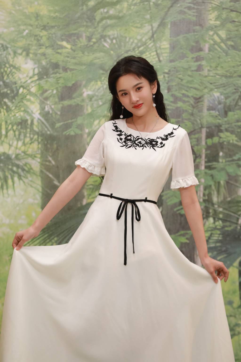 大小姐|宋祖儿:白色连衣裙拟大小姐造型,复古甜美范儿,领口绣花很个性