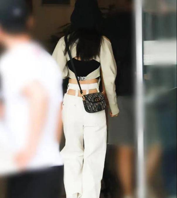 赵丽颖|赵丽颖和平提离婚！从温柔甜妹变身冷飒大女人，穿搭风格大转型